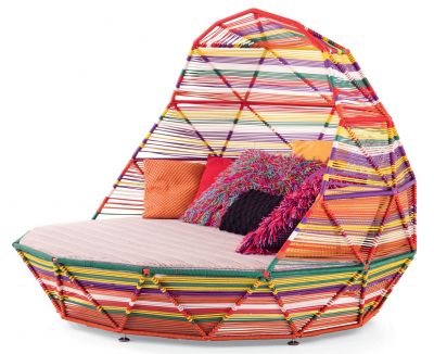 Farbenfrohe Tropicalia Day Bed Liege von Moroso mit Kissen, ideal für den Garten oder die Terrasse.